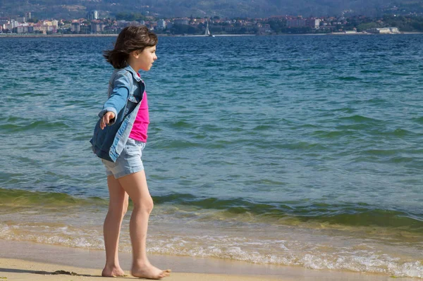 Menina Correndo Praia Com Braços Erguidos Conceito Liberdade Verão Relaxamento — Fotografia de Stock