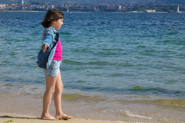 Menina Correndo Praia Com Braços Erguidos Conceito Liberdade Verão Relaxamento — Fotografia de Stock