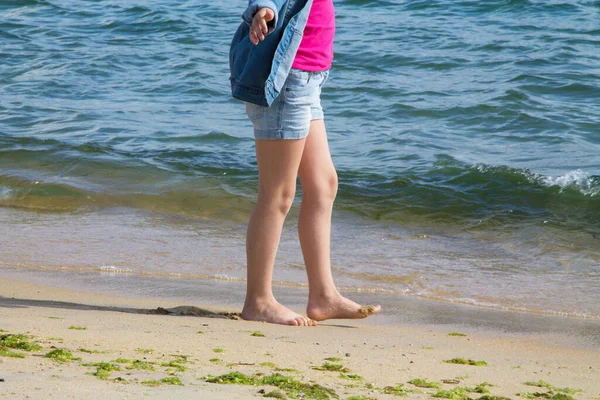 Flickans Fötter Vid Stranden Stranden — Stockfoto