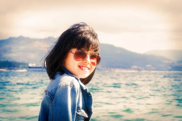 Menina Andando Praia Conceito Férias Verão — Fotografia de Stock