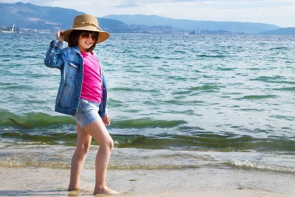 Menina Chapéu Óculos Sol Andando Praia Conceito Férias Verão Relaxamento — Fotografia de Stock