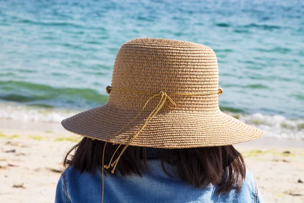 Mädchen Mit Hut Sitzt Strand Und Blickt Aufs Meer Konzept — Stockfoto