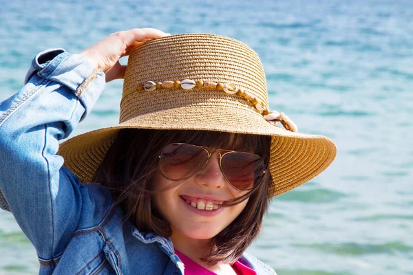 Menina Chapéu Óculos Sol Andando Praia Conceito Férias Verão Relaxamento — Fotografia de Stock