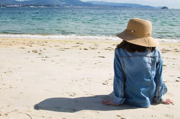 Mädchen Mit Hut Sitzt Strand Und Blickt Aufs Meer Konzept — Stockfoto