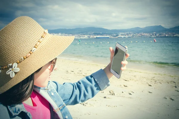 Girl Hat Taking Selfie Beach Cell Phone — стоковое фото