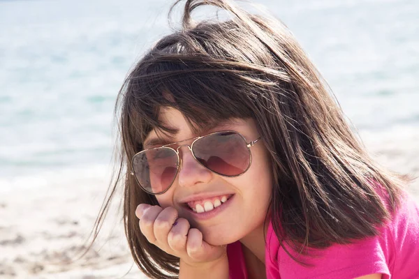Menina Deitada Areia Praia Conceito Férias Verão Relaxamento — Fotografia de Stock
