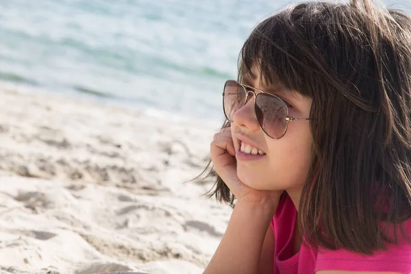 Menina Deitada Areia Praia Conceito Férias Verão Relaxamento — Fotografia de Stock