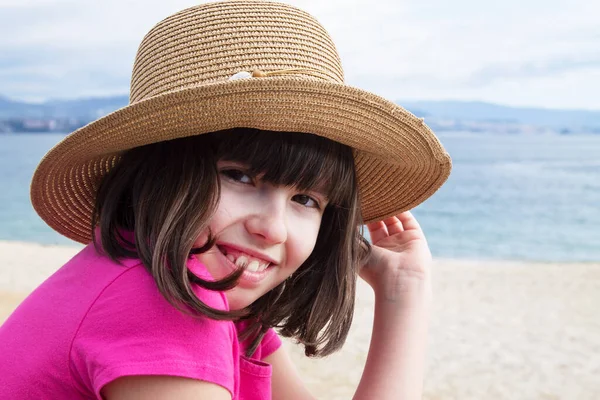 Portret Van Meisje Met Hoed Het Strand — Stockfoto