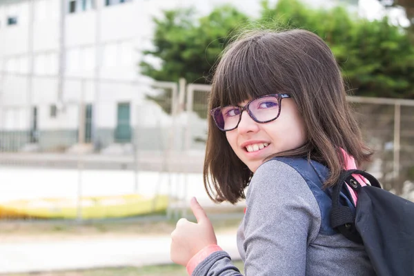 Mädchen Mit Rucksack Vor Der Tür Der Schule — Stockfoto