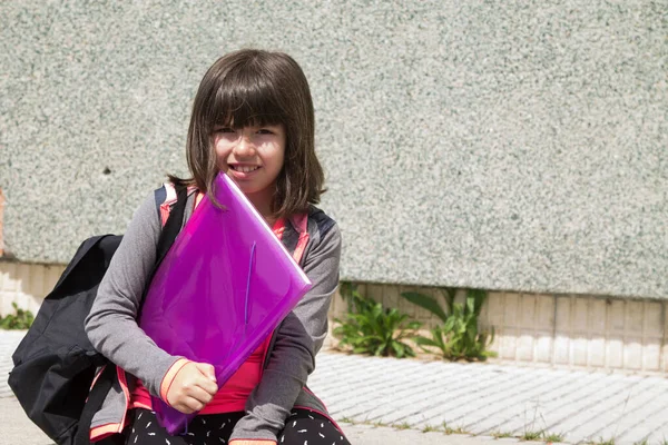 Mädchen Auf Der Treppe Der Schule Mit Rucksack Und Ordner — Stockfoto