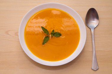 Arka planda sebze ve havuç çorbası