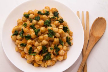 Nohut salatası kaseli ıspanak.