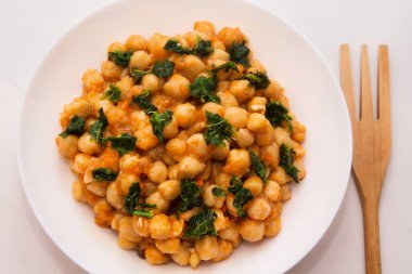 Nohut salatası kaseli ıspanak.