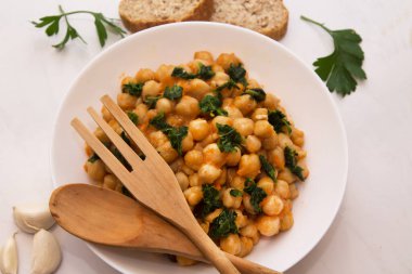 Bir kase ıspanaklı nohut ve yakın çekim.