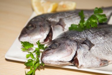 Limonlu ve maydanozlu taze balık