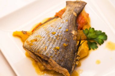 Patates ve biberli haşlanmış balık yemeği.