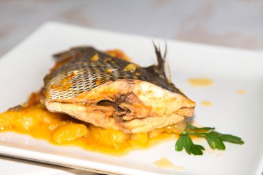 Patates ve biberli haşlanmış balık yemeği.