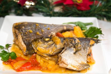 Akşam yemeğinde ya da Noel 'de ya da Yeni Yıl' da kızarmış balık ve patates.