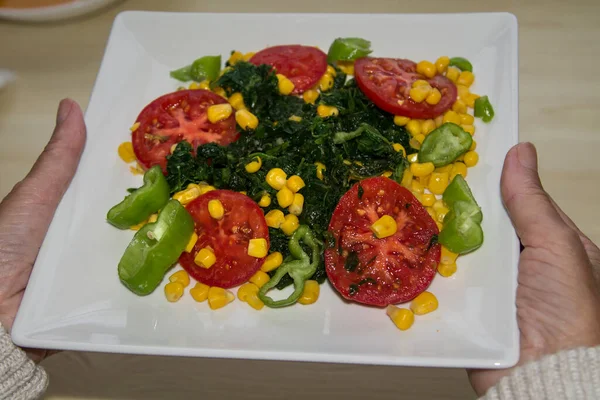 ほうれん草 トマト トウモロコシ コショウのサラダ 食事と食品の概念のプレートを保持する女性 — ストック写真