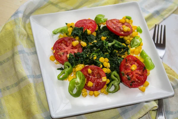 Tallrik Tomat Och Spenat Sallad Närbild Kost Och Hälsa Koncept — Stockfoto