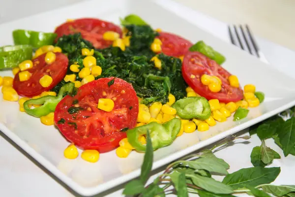 Talíř Rajčat Špenátového Salátu Detailní Pohled Dieta Zdravotní Koncepce — Stock fotografie
