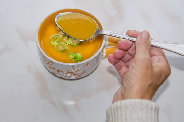 Mulher Comendo Tigela Sopa Com Colher — Fotografia de Stock