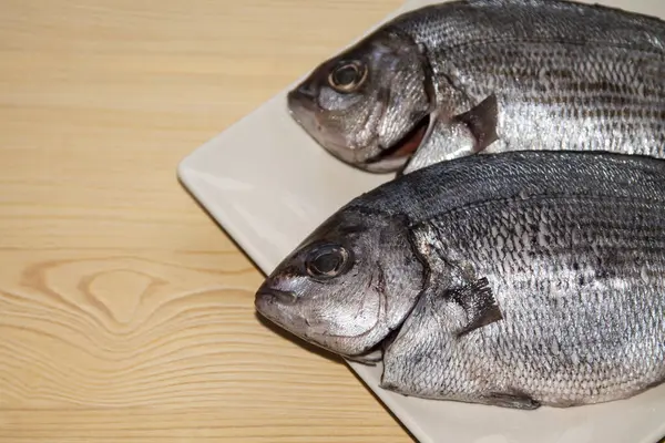 Frischer Fisch Dorade Auf Dem Teller — Stockfoto