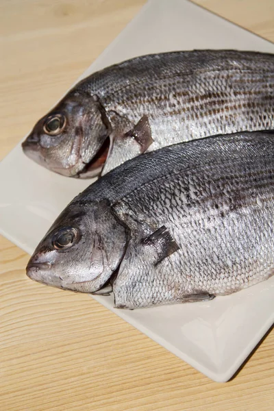 Pesce Fresco Orata Sul Piatto — Foto Stock