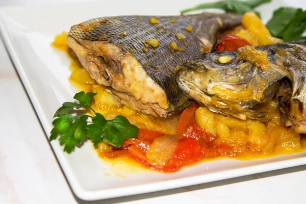 Guisado Peixe Com Batatas Pimentas Vermelhas — Fotografia de Stock