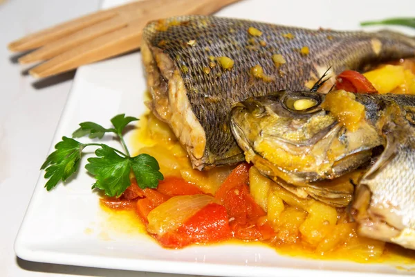 Guisado Peixe Com Batatas Pimentas Vermelhas — Fotografia de Stock