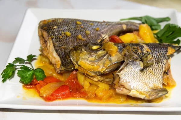 Guisado Peixe Com Batatas Pimentas Vermelhas — Fotografia de Stock