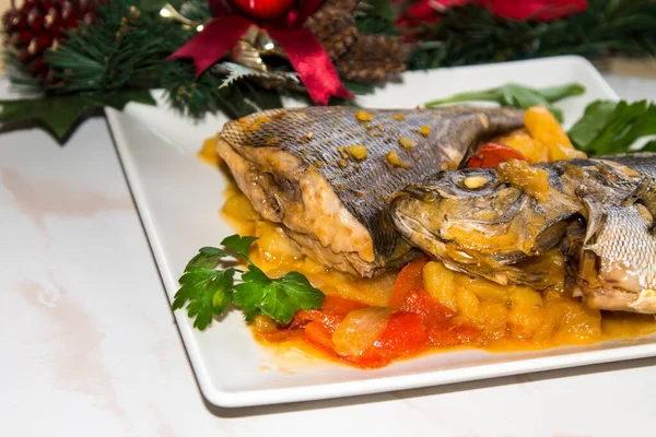 Peixe Assado Com Batatas Para Jantar Almoço Natal Ano Novo — Fotografia de Stock