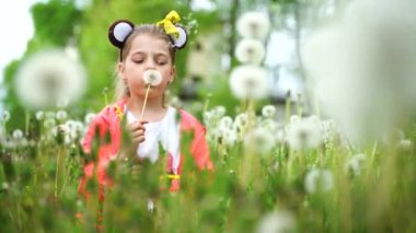 Caddedeki kız karahindibanın etrafında