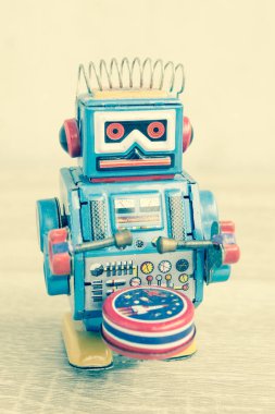 Eski robot oyuncak ahşap masa, vintage renk üzerinde.