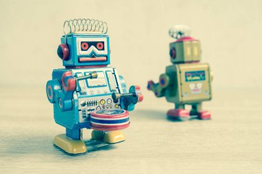 Eski robot oyuncak ahşap masa, vintage renk üzerinde.