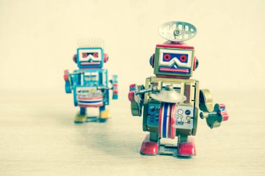 Eski robot oyuncak ahşap masa, vintage renk üzerinde.