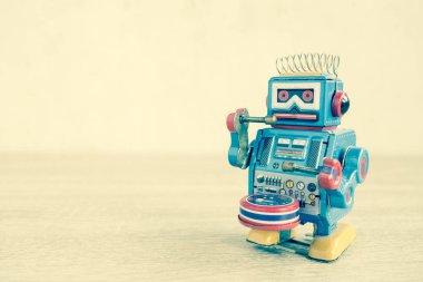 Eski robot oyuncak ahşap masa, vintage renk üzerinde.