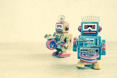 Eski robot oyuncak ahşap masa, vintage renk üzerinde.