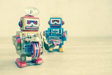 Eski robot oyuncak ahşap masa, vintage renk üzerinde.