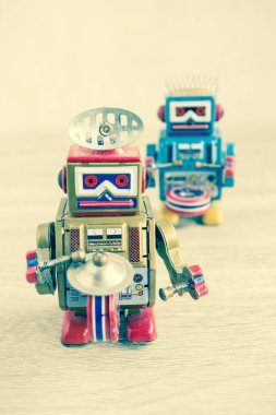 Eski robot oyuncak ahşap masa, vintage renk üzerinde.