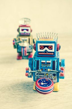 Eski robot oyuncak ahşap masa, vintage renk üzerinde.