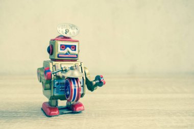 Eski robot oyuncak ahşap masa, vintage renk üzerinde.