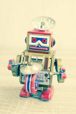 Eski robot oyuncak ahşap masa, vintage renk stil üzerinde.