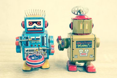 Eski robot oyuncak ahşap masa, vintage renk stil üzerinde.
