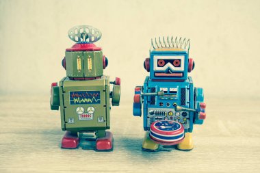Eski robot oyuncak ahşap masa, vintage renk stil üzerinde.