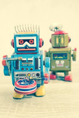 Eski robot oyuncak ahşap masa üzerinde.