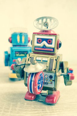Eski robot oyuncak ahşap masa üzerinde.