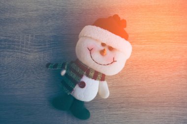 Ahşap masa üzerinde vintage filtre ile döşeme kardan adam.