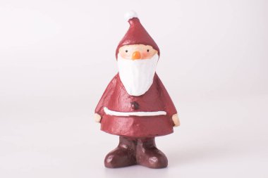 Noel Baba, göl kenarında beyaz arka plan üzerinde