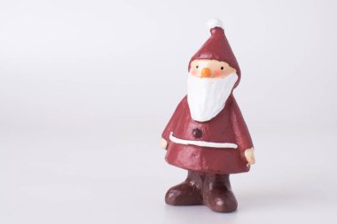 Noel Baba, göl kenarında beyaz arka plan üzerinde